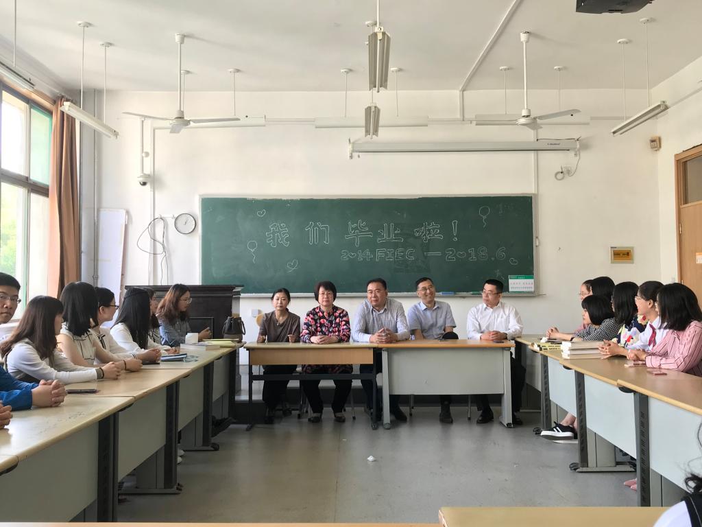 色情网站
召开2014级金创班级毕业座谈会.jpg