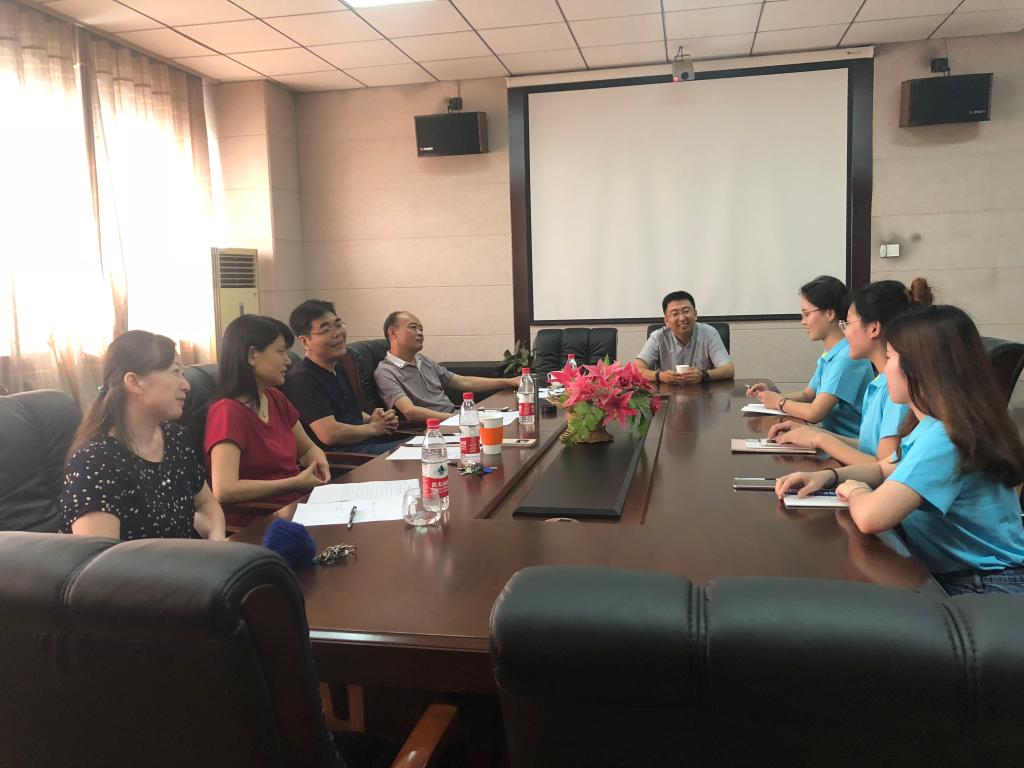 色情网站
举办“优秀夏令营”座谈会.jpg