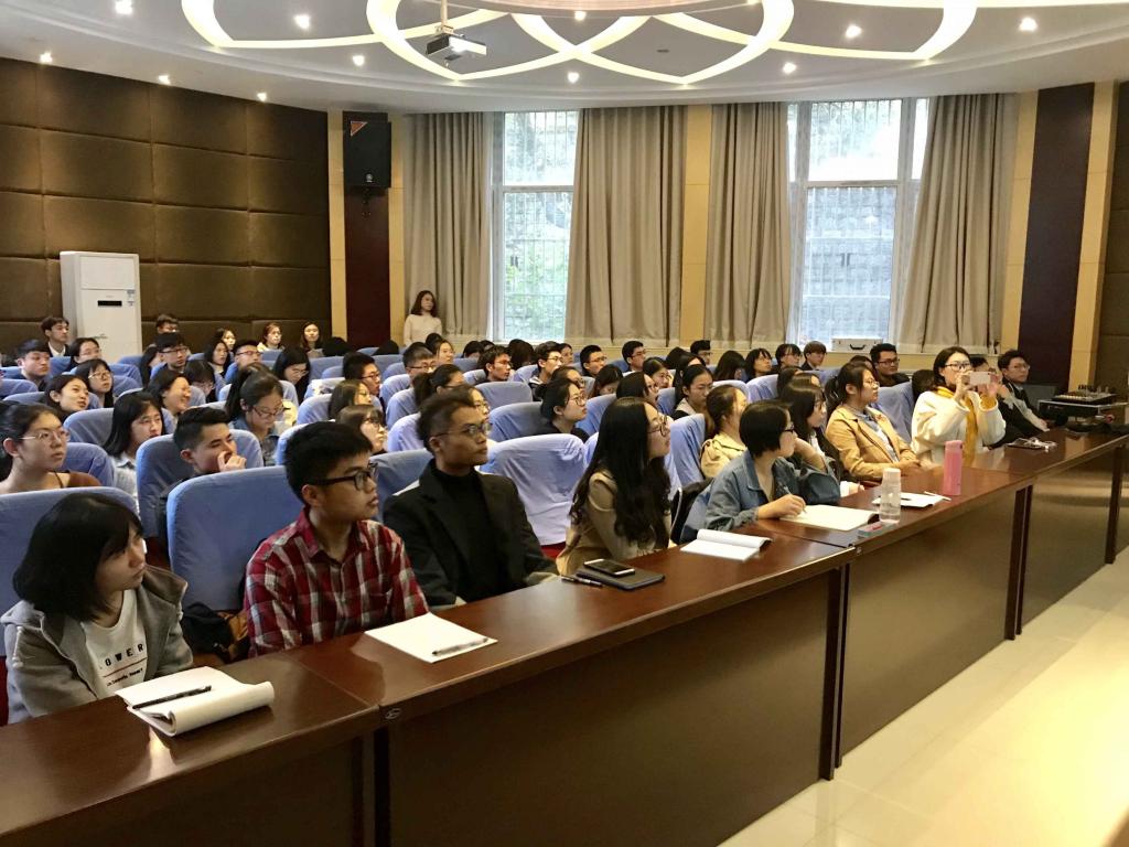 色情网站
举办专题就业指导讲座2.jpg