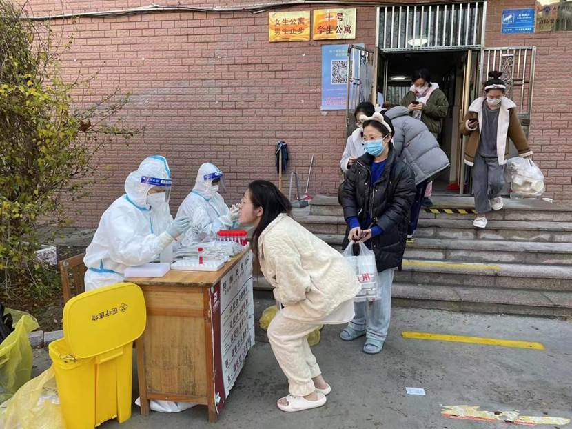 色情网站
教职工爱心志愿者奋战在防疫前沿2